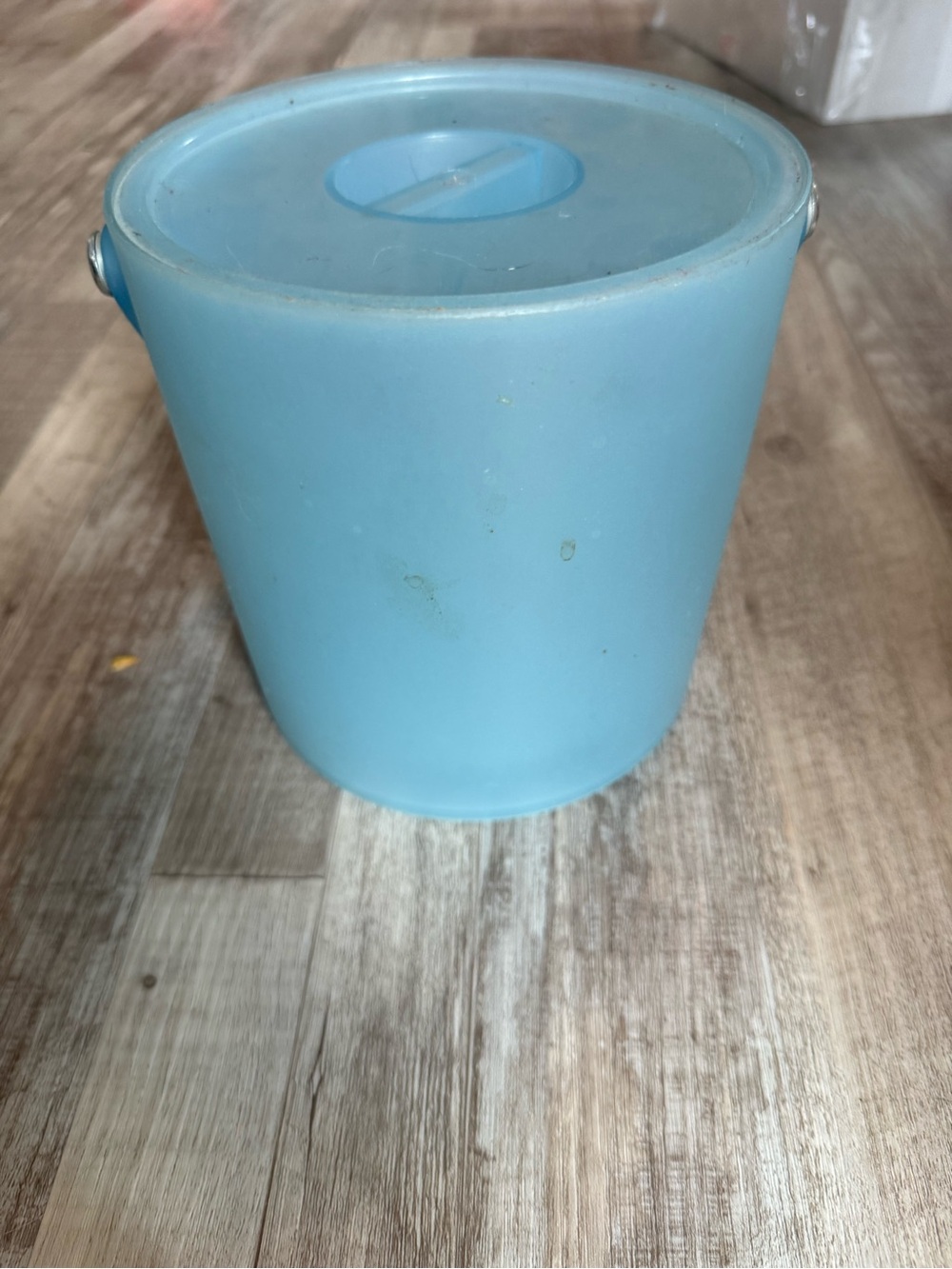 Light Blue Plastic Ice Bucket with Lid